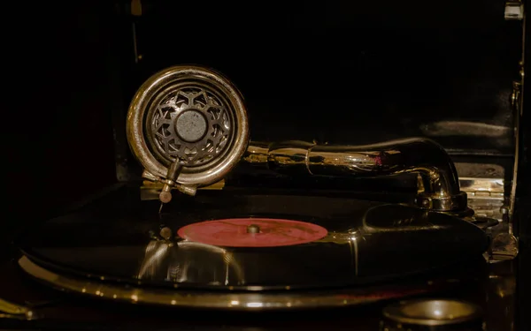 Fragment Van Een Oude Grammofoon Met Een Vinyl Record — Stockfoto