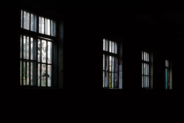 Four Windows Dark Room — Stock Photo, Image