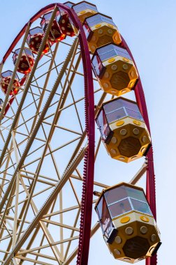 dönme dolap mavi gökyüzüne karşı parkta