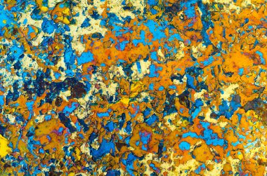 rengarenk soyutlama doku üzerinde paslı metal yüzey mavi turuncu sarı renkli yağlı boya katmanları