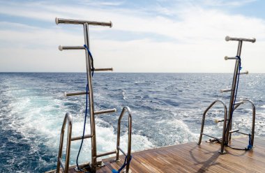 tekneler Kızıldeniz Mısır mavi su karşı kaldırdı merdivenler ile besleme