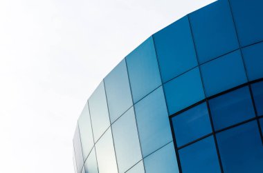 Cephe mavi duvar ve yansıtılmış windows ile bir ofis binası