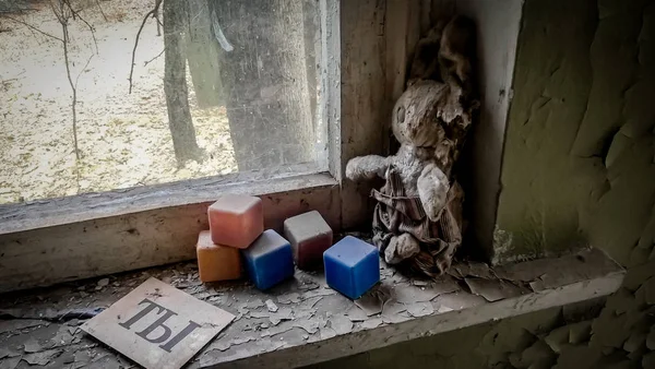 Стару Іграшку Підвіконня Кольоровими Кубиками Аркуш Паперу Російськими Літерами Занедбані — стокове фото