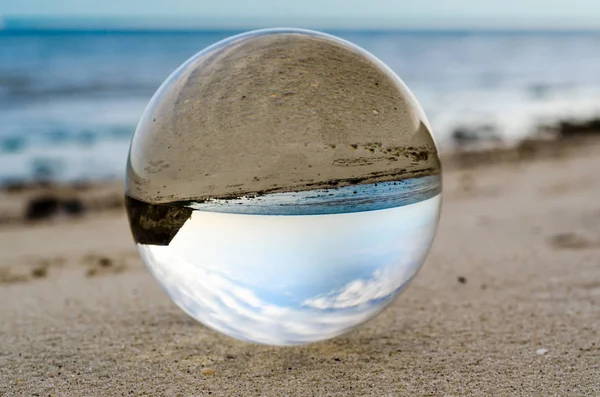 Sklo Křišťálové Koule Leží Písku Mořského Pobřeží — Stock fotografie