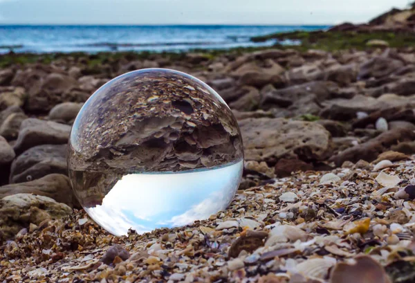 Lente Bola Cristal Vidro Encontra Areia Paisagem Costa Mar — Fotografia de Stock
