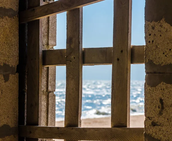 通过木板窗口看到的海滨 — 图库照片