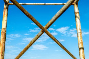 parlak mavi gökyüzü karşı metal çapraz