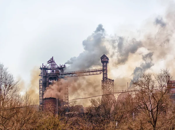 Miljöföroreningar landskapet i en fabrik med flerfärgade rök från rören — Stockfoto