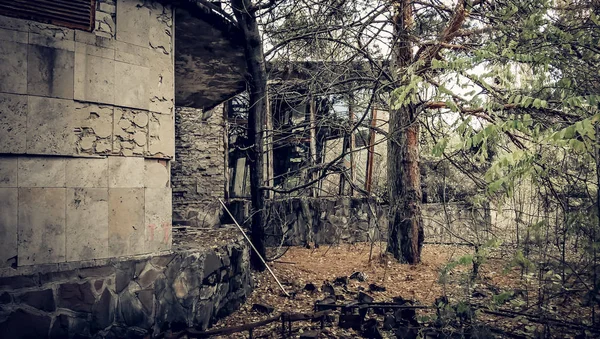 Vieux bâtiment détruit dans un parc abandonné Tchernobyl Ukraine — Photo