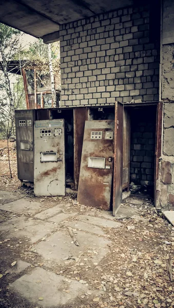 Viejas máquinas de venta de agua rota con la palabra rusa agua en —  Fotos de Stock