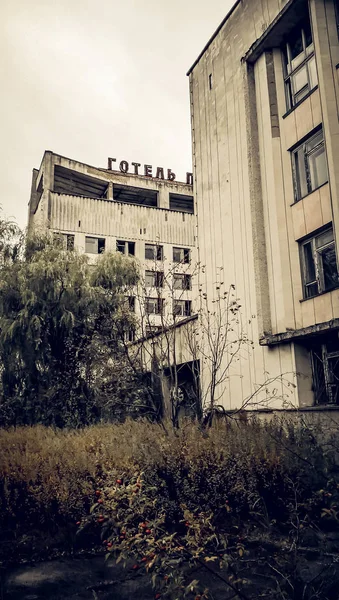 Ancien bâtiment abandonné avec le nom de l'hôtel à Tchernobyl U — Photo
