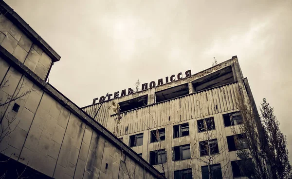 hotel Chernobyl U'adı ile bina terk edilmiş