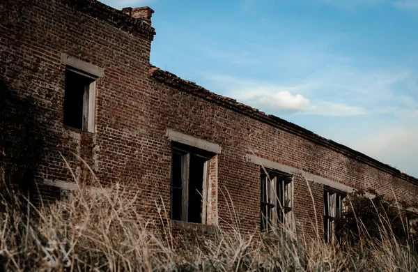 Casa de tijolo abandonada na zona de guerra Ucrânia — Fotografia de Stock