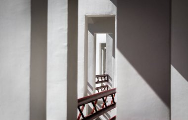 duvarlar ve açıklıklar binanın soyut desen