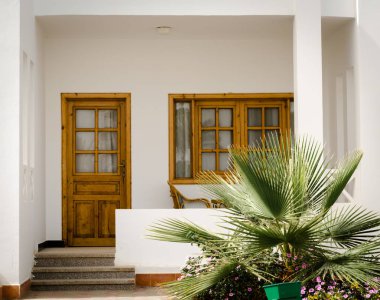 Beyaz resort ev ile bir yeşil tropikal bitki mısır d