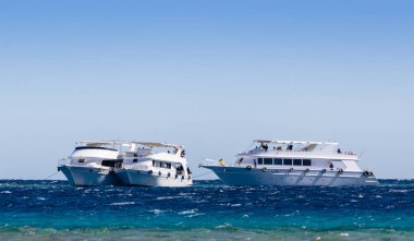 üç beyaz zevk tekne içinde Kızıldeniz'Mısır Dahab Güney Si