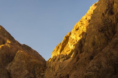 Mısır Dahab South Sinai'deki / daki mavi gökyüzü karşı yüksek dağlar