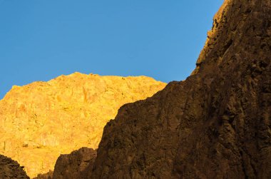 Mısır Dahab South Sinai'deki / daki mavi gökyüzü karşı yüksek dağlar