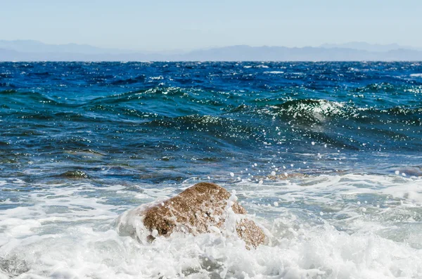 Wellen und Spritzer von Meeresbrandung und Steinen an der Küste in egy — Stockfoto