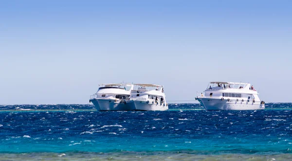 Tři bílé vyhlídkové plavby výletní lodí v Rudém moři v Egyptě Dahab Jižní Si — Stock fotografie