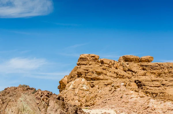 Altas montanhas contra o céu azul no Egito Dahab Sul Sinai — Fotografia de Stock