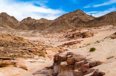 dağlar ve mavi gökyüzü ile WHI bir arka plan üzerinde çöl Kanyon