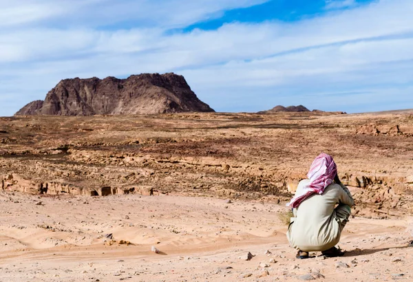 Bedouin i vit röd halsduk i öknen mot bakgrund av — Stockfoto