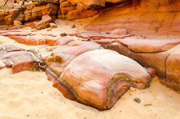 큰 돌과 색된 협곡에 이집트 다 합 남쪽에 있는 바위 — 스톡 사진