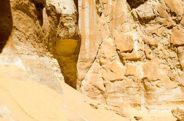 エジプトのダハブ南シナイの砂漠に高いロッキー山脈 — ストック写真