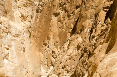 Mısır Dahab South Sinai'deki / daki çölde yüksek rocky Dağları