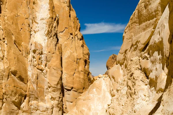 High rocky mountains against the blue sky and white clouds in th — Stock Photo, Image