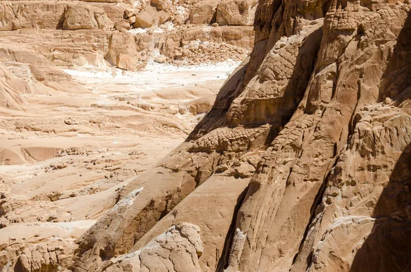 エジプトのダハブ南シナイの砂漠に高いロッキー山脈 — ストック写真