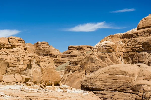 Високі скелясті гори в пустелі на тлі блакитного неба і білого — стокове фото