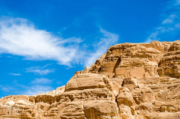 Höga klippiga bergen i öknen mot den blå himlen och whit — Stockfoto