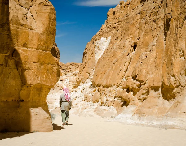 Beduínské chodí mezi skalami v pouštním kaňonu v Egypt Dahab — Stock fotografie