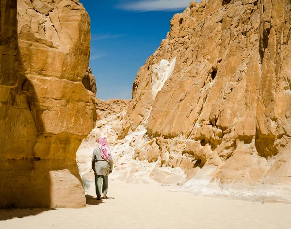 Beduínské chodí mezi skalami v pouštním kaňonu v Egypt Dahab — Stock fotografie