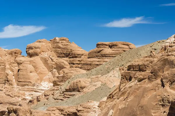 Високі скелясті гори в пустелі на тлі блакитного неба і білого — стокове фото