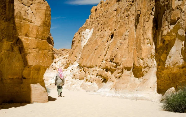 贝多因在埃及达哈布的沙漠峡谷中走在岩石中 — 图库照片