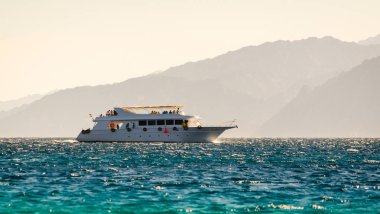 Mısır Dahab Sout yüksek dağlarda arka plan üzerinde büyük tekne