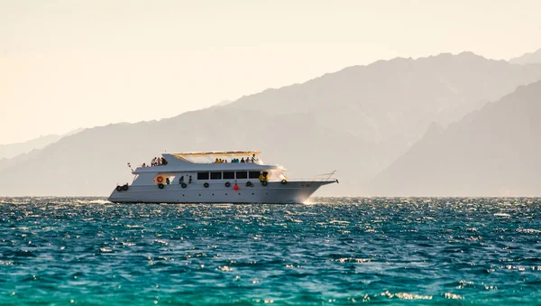 Mısır Dahab Sout yüksek dağlarda arka plan üzerinde büyük tekne