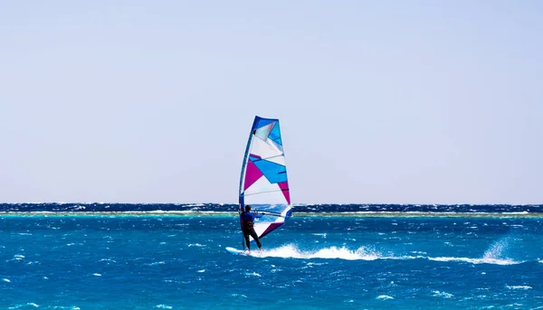 Windsurfista cabalga sobre las olas del Mar Rojo en Egipto Dahab Sout — Foto de Stock