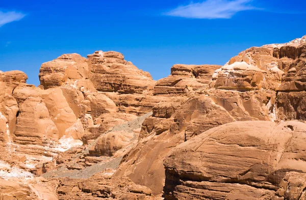 Vrcholy vysoké kamenné skály proti modré obloze v Egypt Dahab soutěž — Stock fotografie