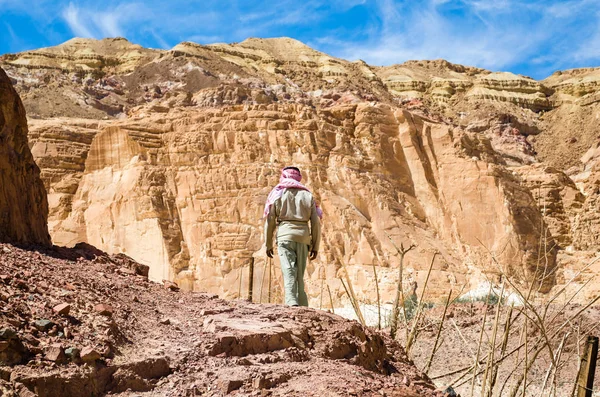 Bédouin escalade une montagne en Egypte Dahab Sinaï du Sud — Photo