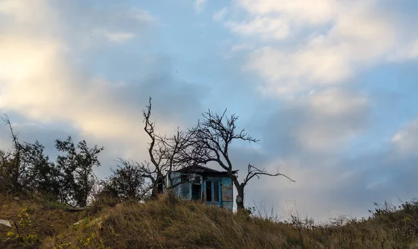 Velha casa assombrada arruinada na montanha — Fotografia de Stock