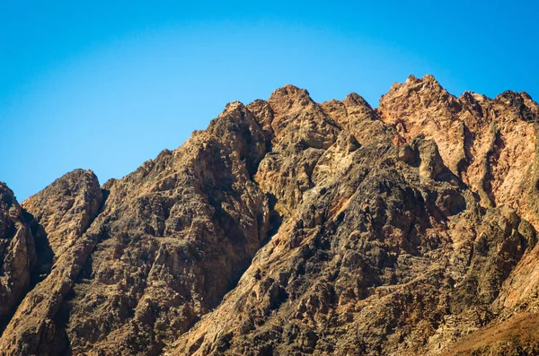 Picos de altas montanhas rochosas contra um céu azul no Egito — Fotografia de Stock