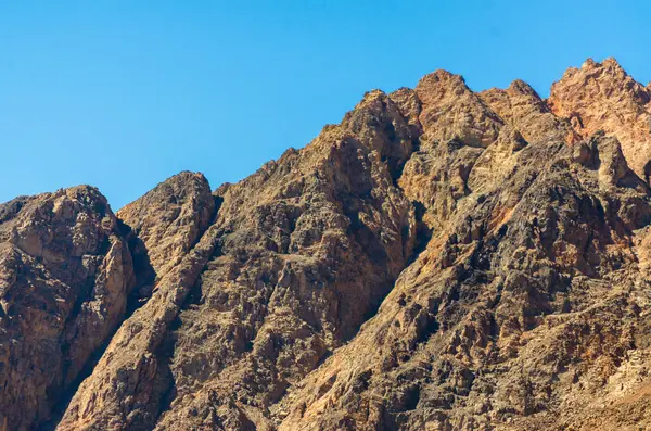 Picos de altas montanhas rochosas contra um céu azul no Egito — Fotografia de Stock