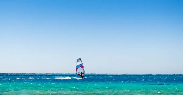 Windsurfista passeios no mar no Egito Dahab — Fotografia de Stock