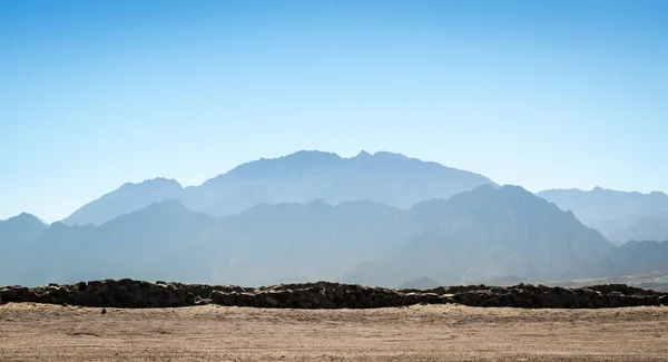 Höga klippiga bergen i öknen i Egypten Dahab — Stockfoto