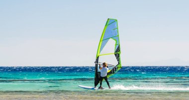 Mısır Dahab Kızıldeniz'de bir sörfçü sürmek