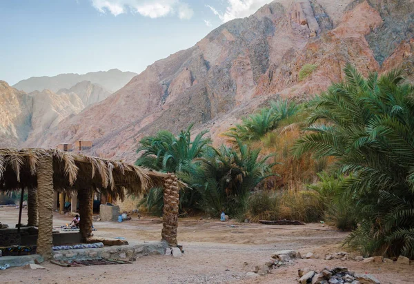 Pueblo en el desierto entre las montañas rocosas en Egipto Dahab — Foto de Stock